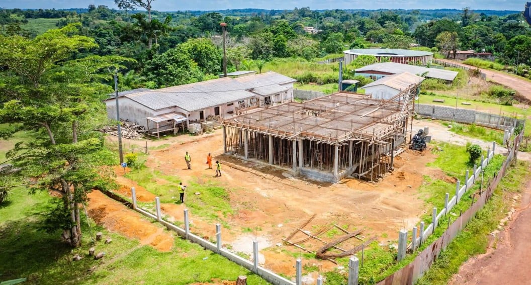 Chantier de construction d'un bâtiment administratif au Gabon