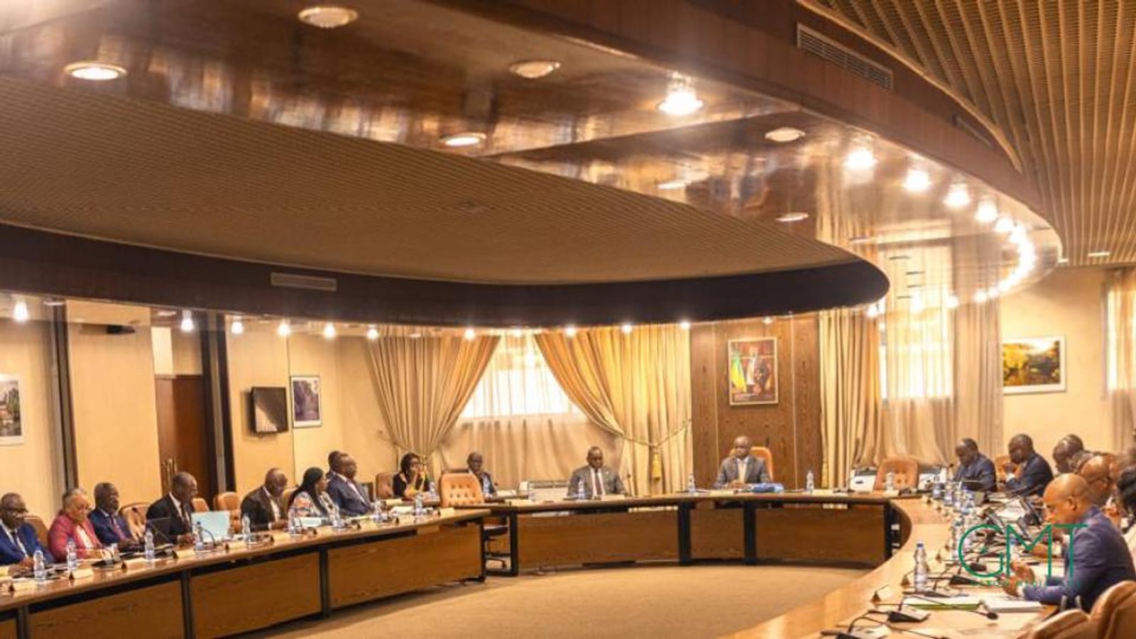 Petit commerce gabonais avec facturation, illustrant la réforme fiscale des PME