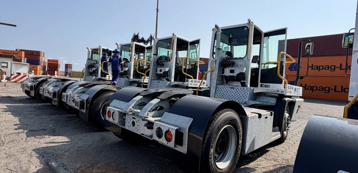 Un tracteur portuaire déplaçant un conteneur sur un quai du port d’Owendo