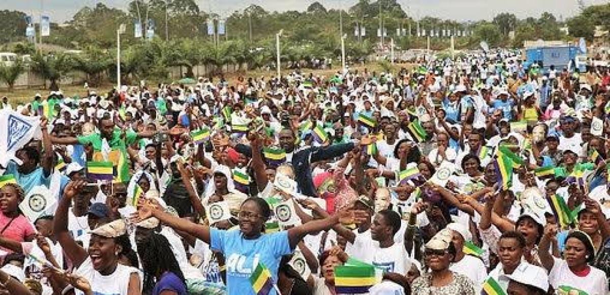 Vue aérienne de la ville de Libreville, capitale du Gabon, montrant une agglomération dense en bord d'océan