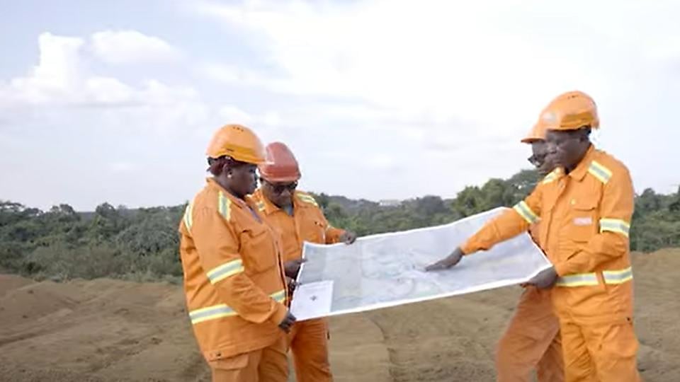 Site d'exploitation de manganèse au Gabon avec infrastructures environnantes