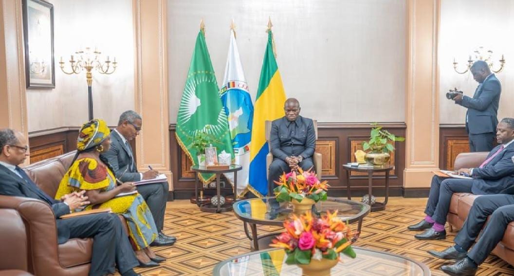 Vue d'un bâtiment officiel gabonais évoquant une audience présidentielle