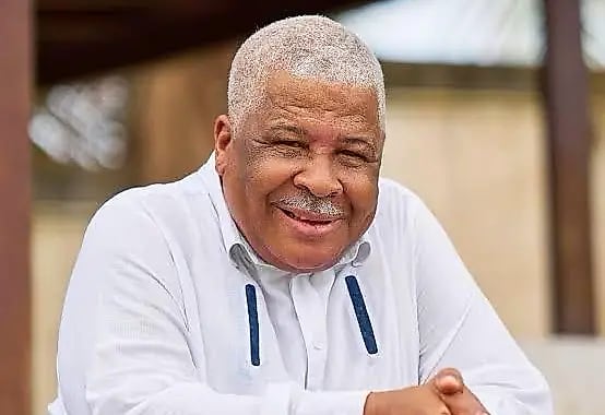 Bâtiment administratif à Libreville avec drapeau gabonais, illustration du débat sur les salaires publics