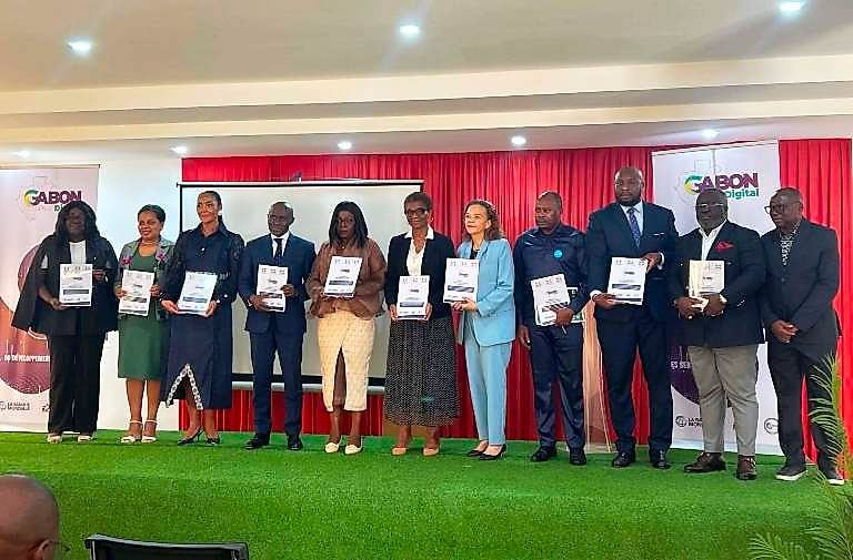 Cérémonie de remise officielle d'un document gouvernemental au Gabon