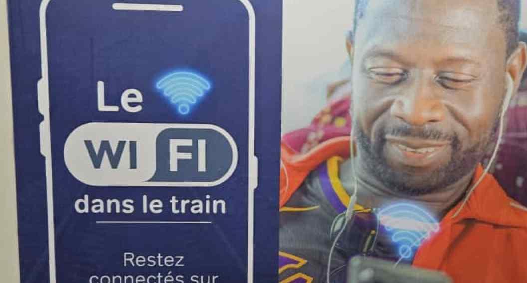 Intérieur d'un wagon de train avec un écran noir au-dessus des sièges