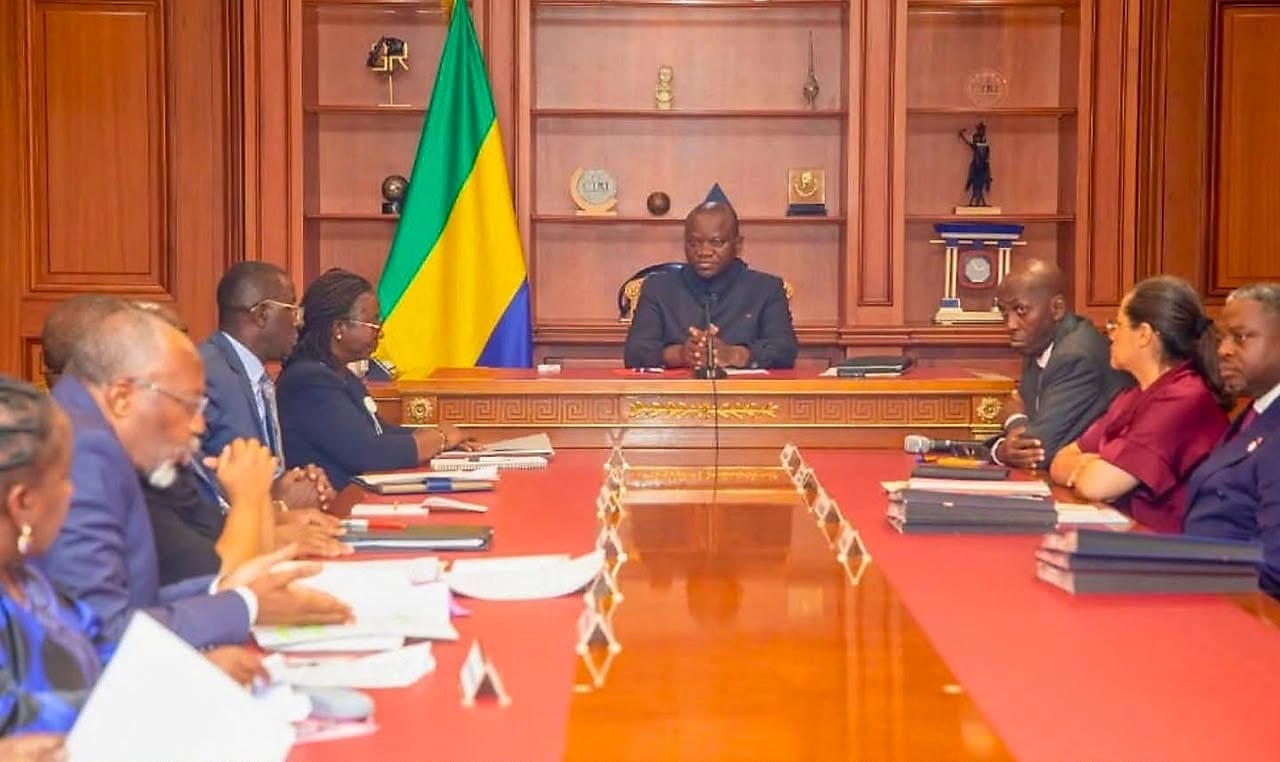Intérieur d'une salle d'audience d'un tribunal gabonais.