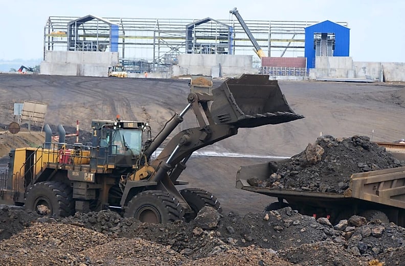 Site minier de manganèse au Gabon avec camions et infrastructures d'extraction