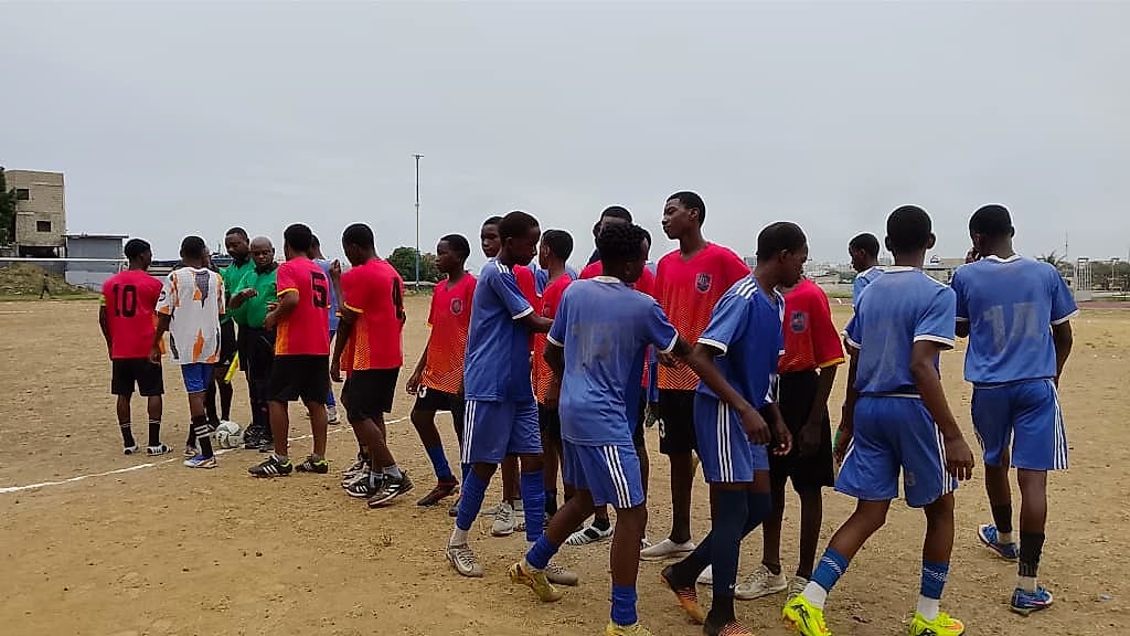 Terrain de football du Prytanée militaire de Libreville avec des joueurs en action