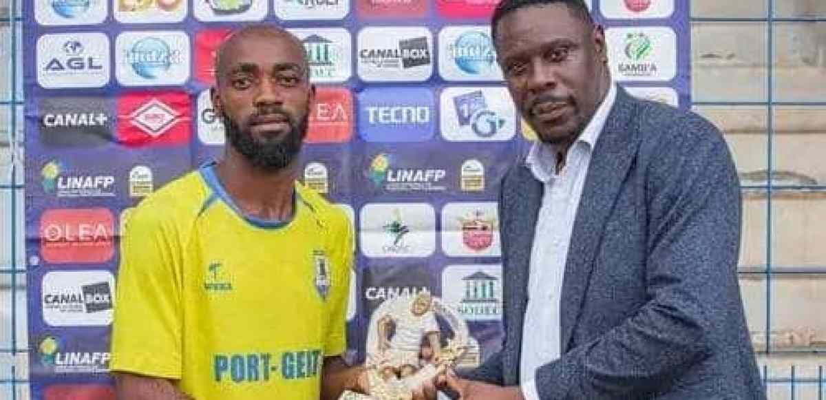 Joueur de football gabonais célébrant un but, maillot du Stade Mandji