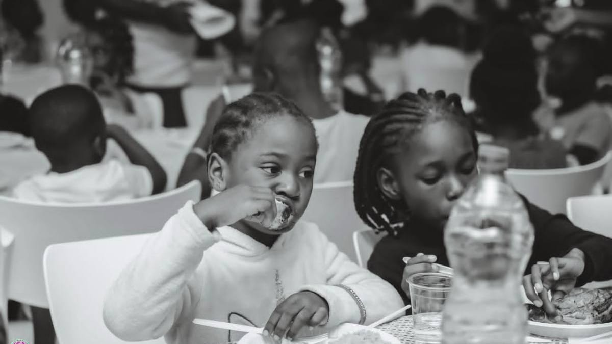 Enfants réunis lors de l'ouverture d'un camp de vacances solidaire au Gabon