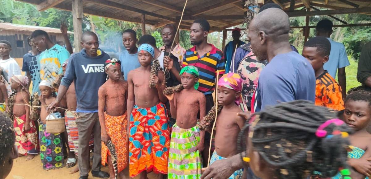 Abri traditionnel en bois entouré de végétation dans un village du Haut-Ogooué au Gabon