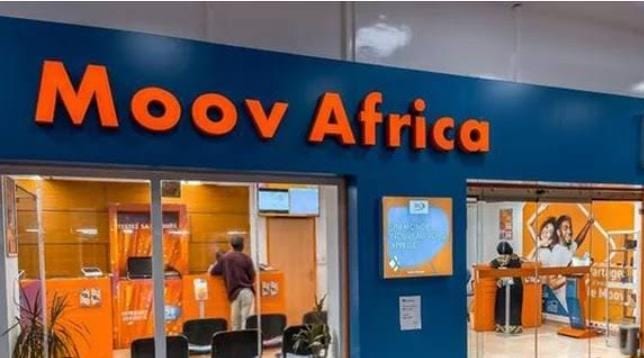 Devanture d'une boutique de télécommunications dans une rue urbaine gabonaise