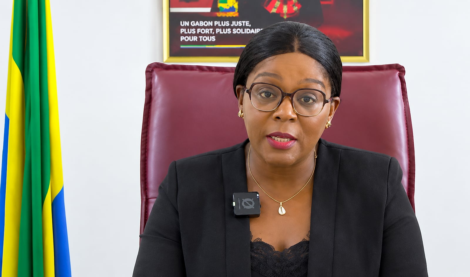 Cérémonie officielle de la Journée internationale des personnes âgées au Gabon, public et officiels présents.