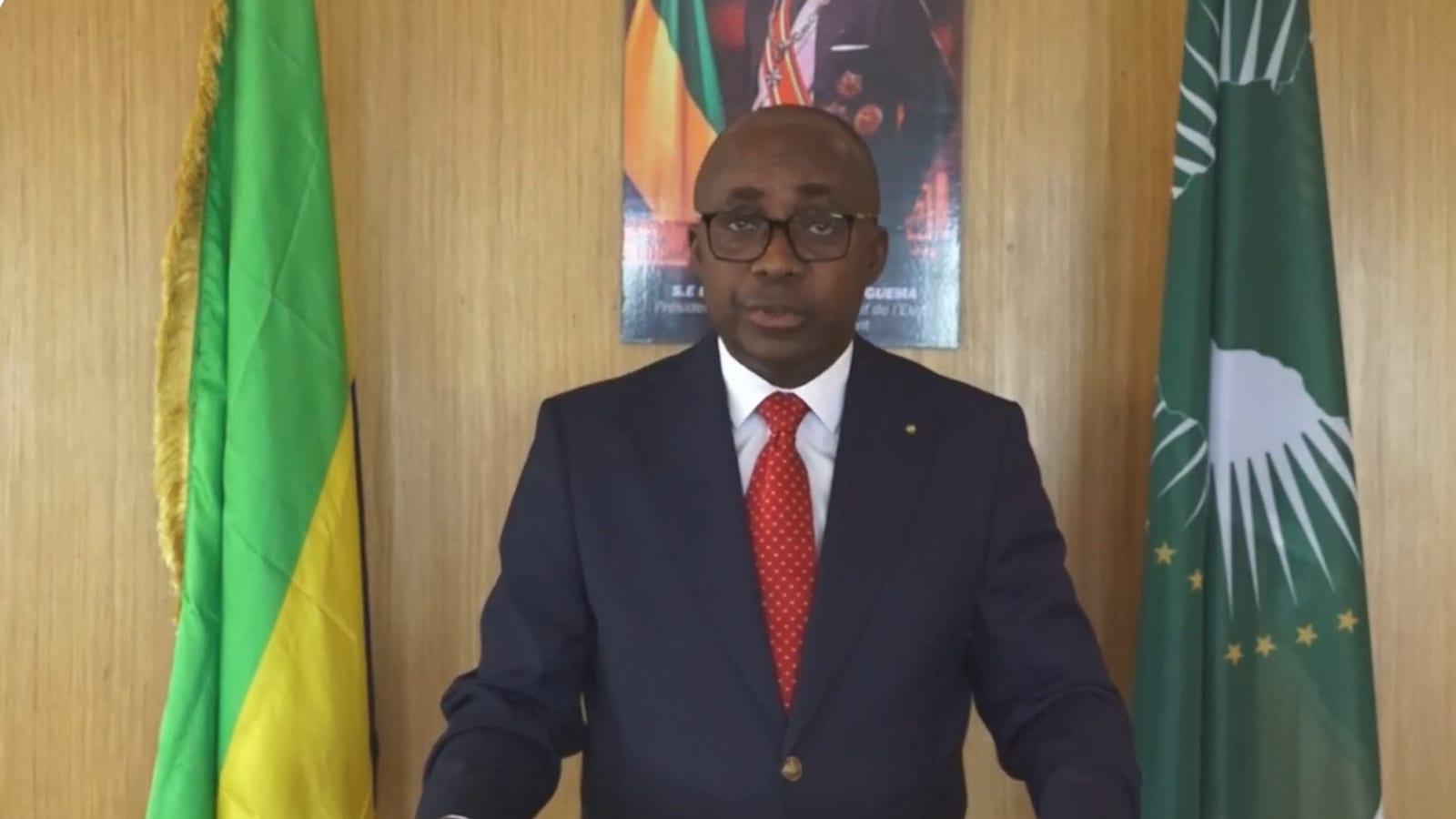 Salle de conférence institutionnelle évoquant une allocution officielle au Gabon