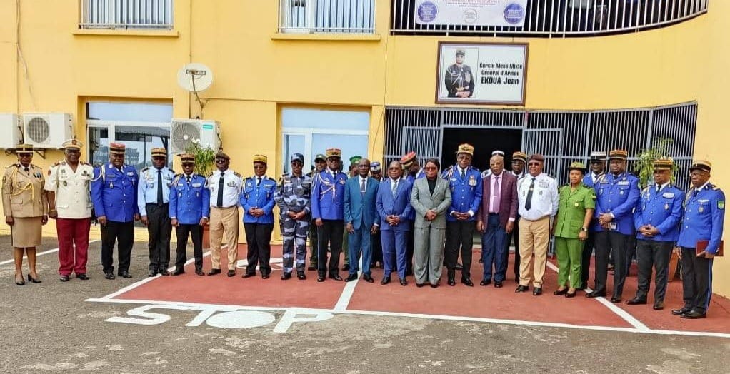 Rassemblement d'officiers en uniforme lors d'une conférence institutionnelle au Gabon