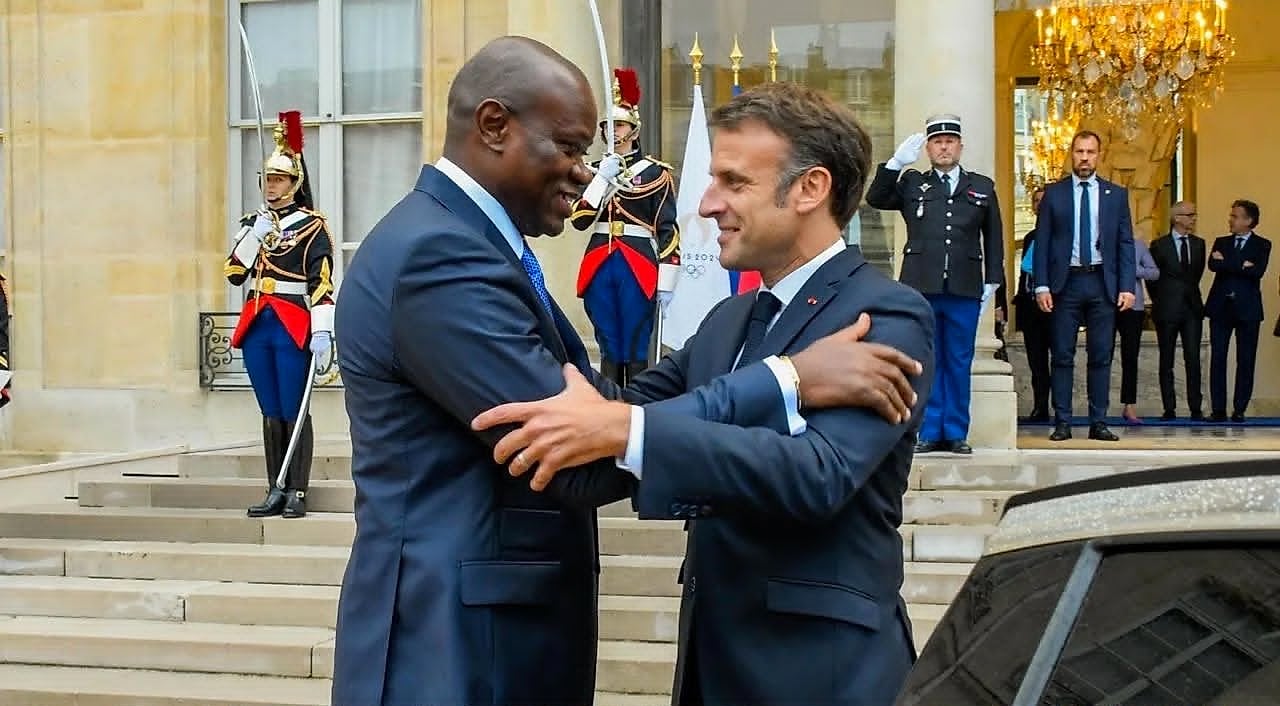 Avion Air France stationné sur un tarmac avec drapeaux gabonais et français