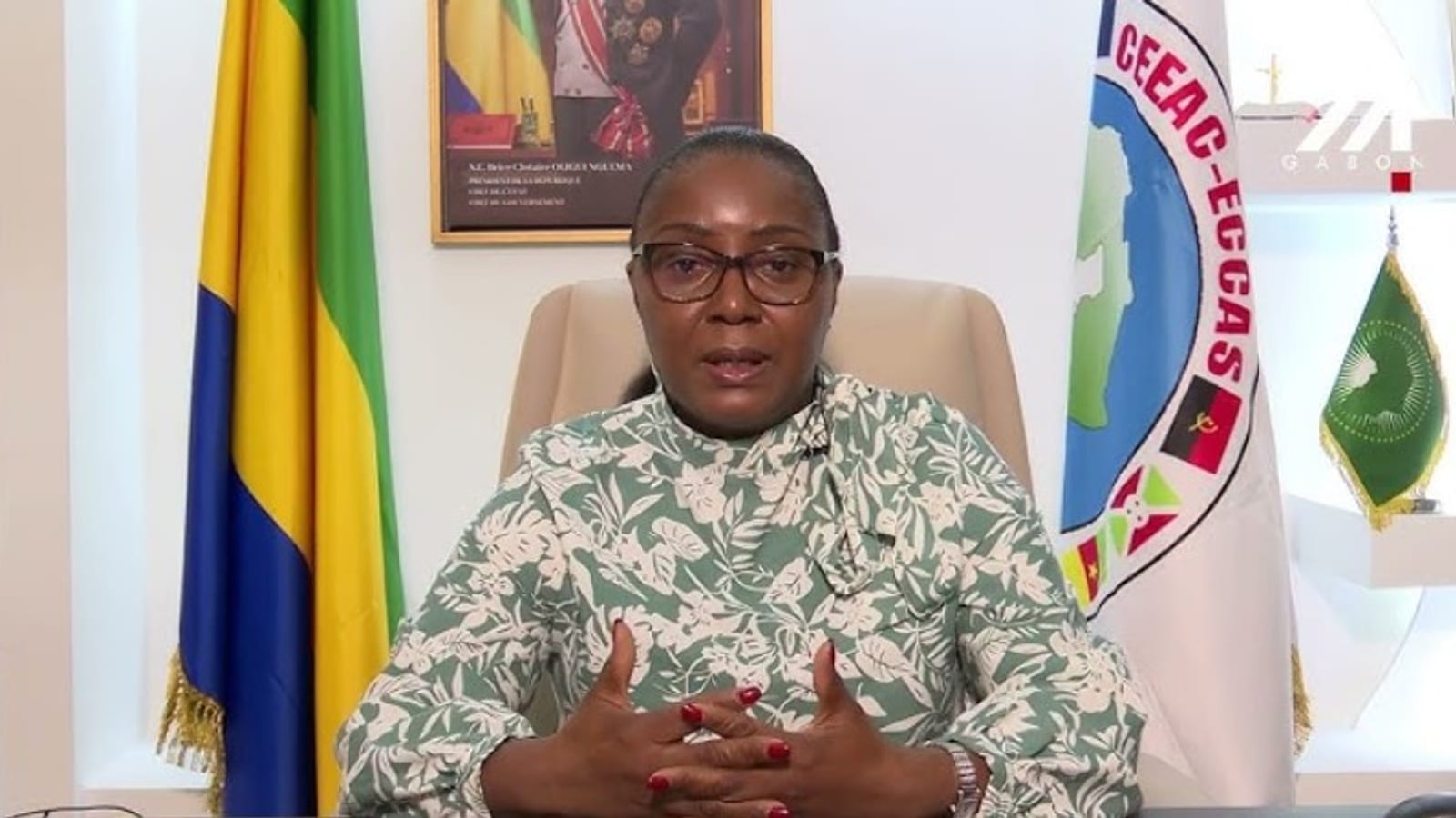 Bâtiment du ministère des Affaires étrangères du Gabon avec le drapeau national