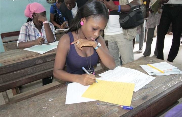 Candidats au baccalauréat technologique passant une épreuve écrite dans une salle de classe au Gabon
