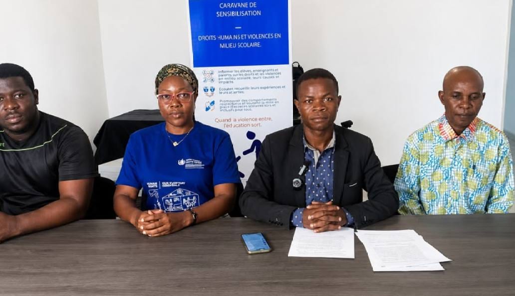 Groupe de personnes réunies à Libreville lors d'une déclaration publique sur la suspension des réseaux sociaux.