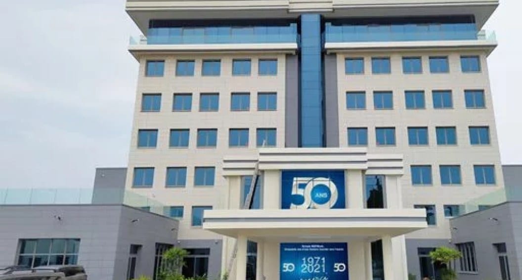 Balance de la justice devant un immeuble de bureaux évoquant un contentieux bancaire international.
