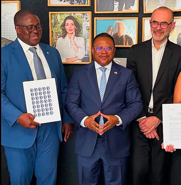 Cérémonie de signature d'un accord de coopération académique entre deux responsables universitaires à Tunis.