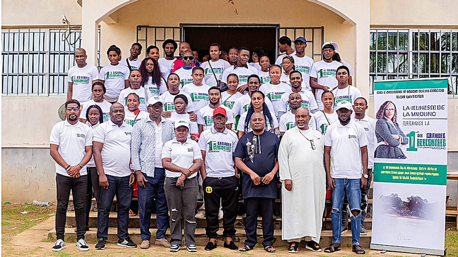 Groupe de jeunes réunis en assemblée dans une localité rurale du Gabon