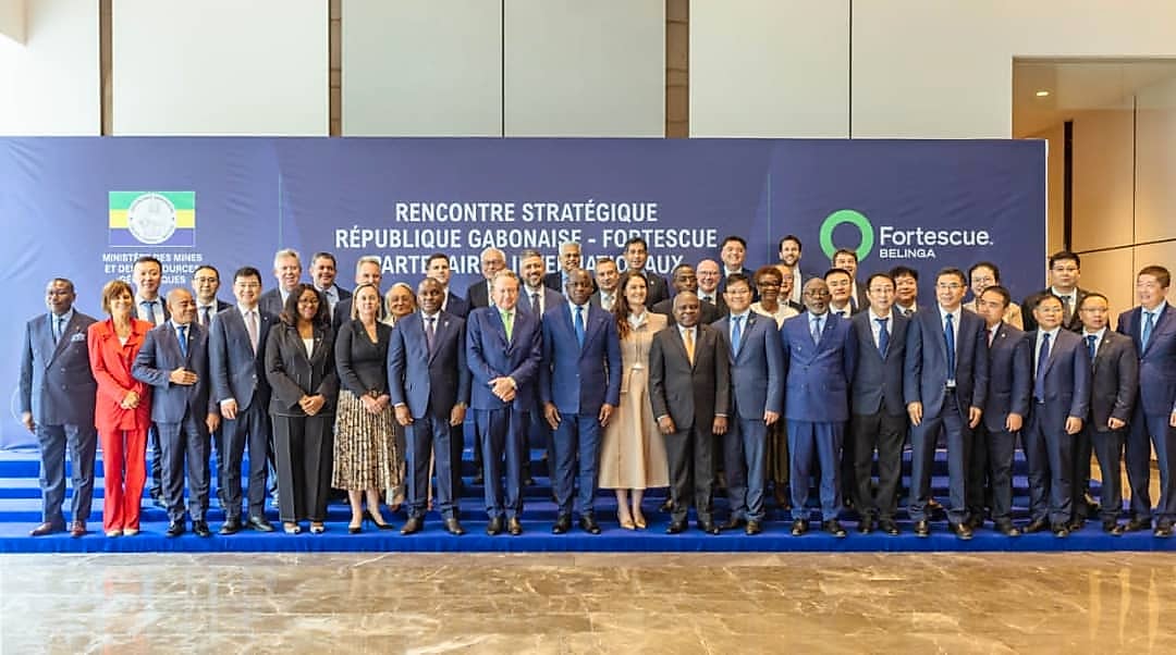 Réunion stratégique entre le gouvernement gabonais et les partenaires de Forstecue au Palais des Congrès de Libreville.