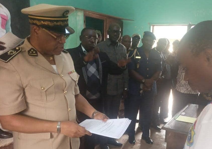 Candidats du baccalauréat dans une salle d'examen au Gabon