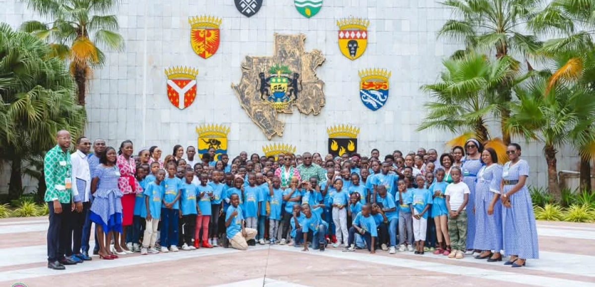 Enfants en visite devant le Palais de la Présidence du Gabon