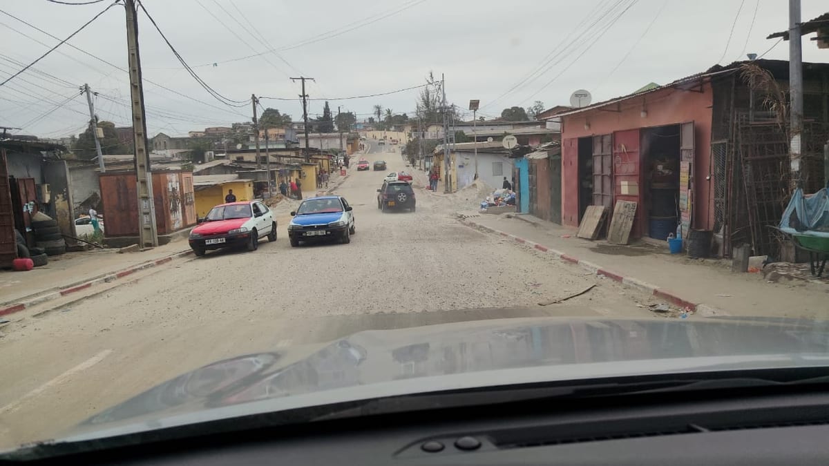 Route urbaine réhabilitée avec voitures circulant à Libreville