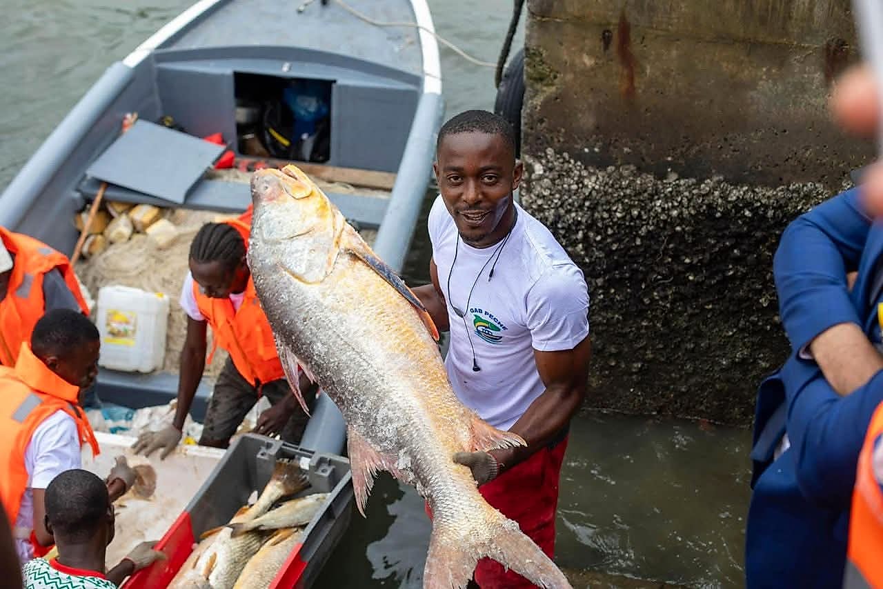 Quai de pêche avec des embarcations artisanales au Gabon.