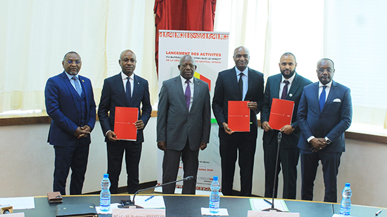 Cérémonie de signature de contrats entre des responsables d'établissements financiers et Creditinfo Central Africa