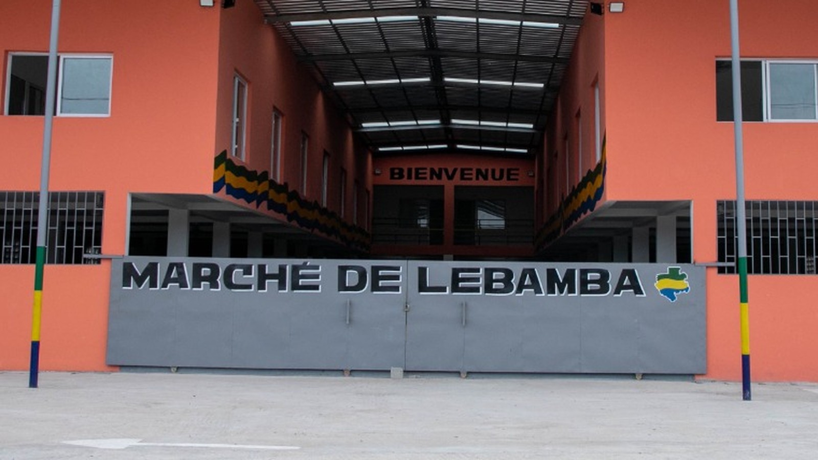 L’entrée du marché municipal de Lébamba