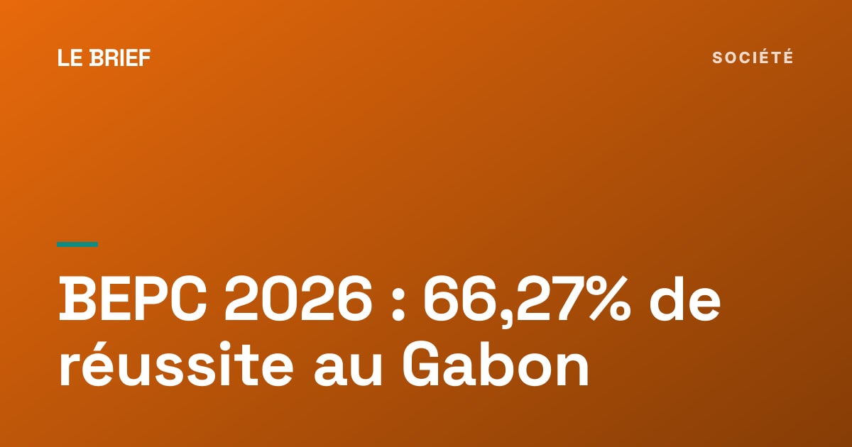 Élèves consultant des résultats d'examen affichés sur un panneau