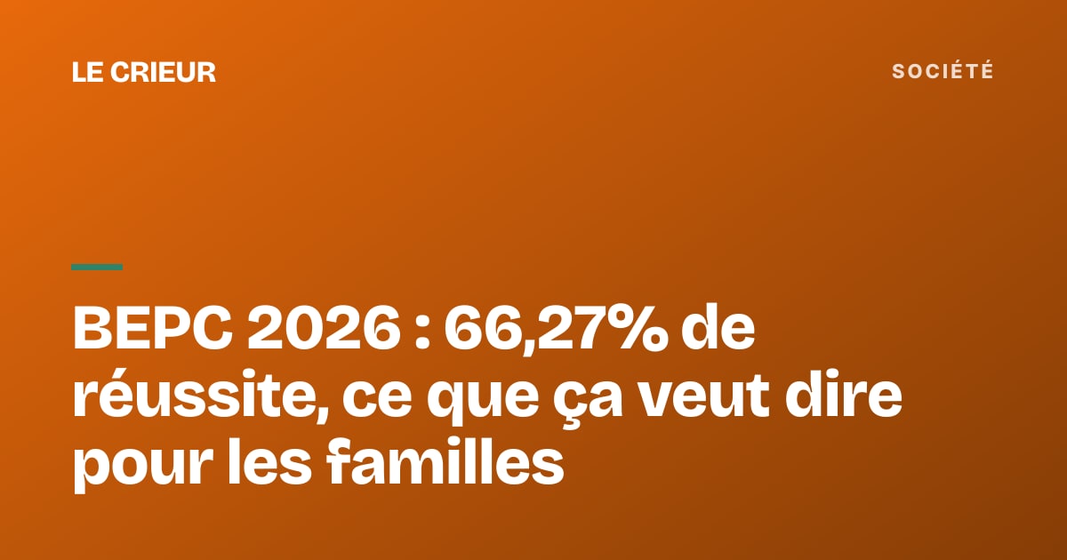 Groupe d'élèves consultant une liste de résultats scolaires affichée sur un mur