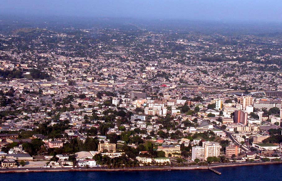 Rue résidentielle de nuit à Libreville, faiblement éclairée