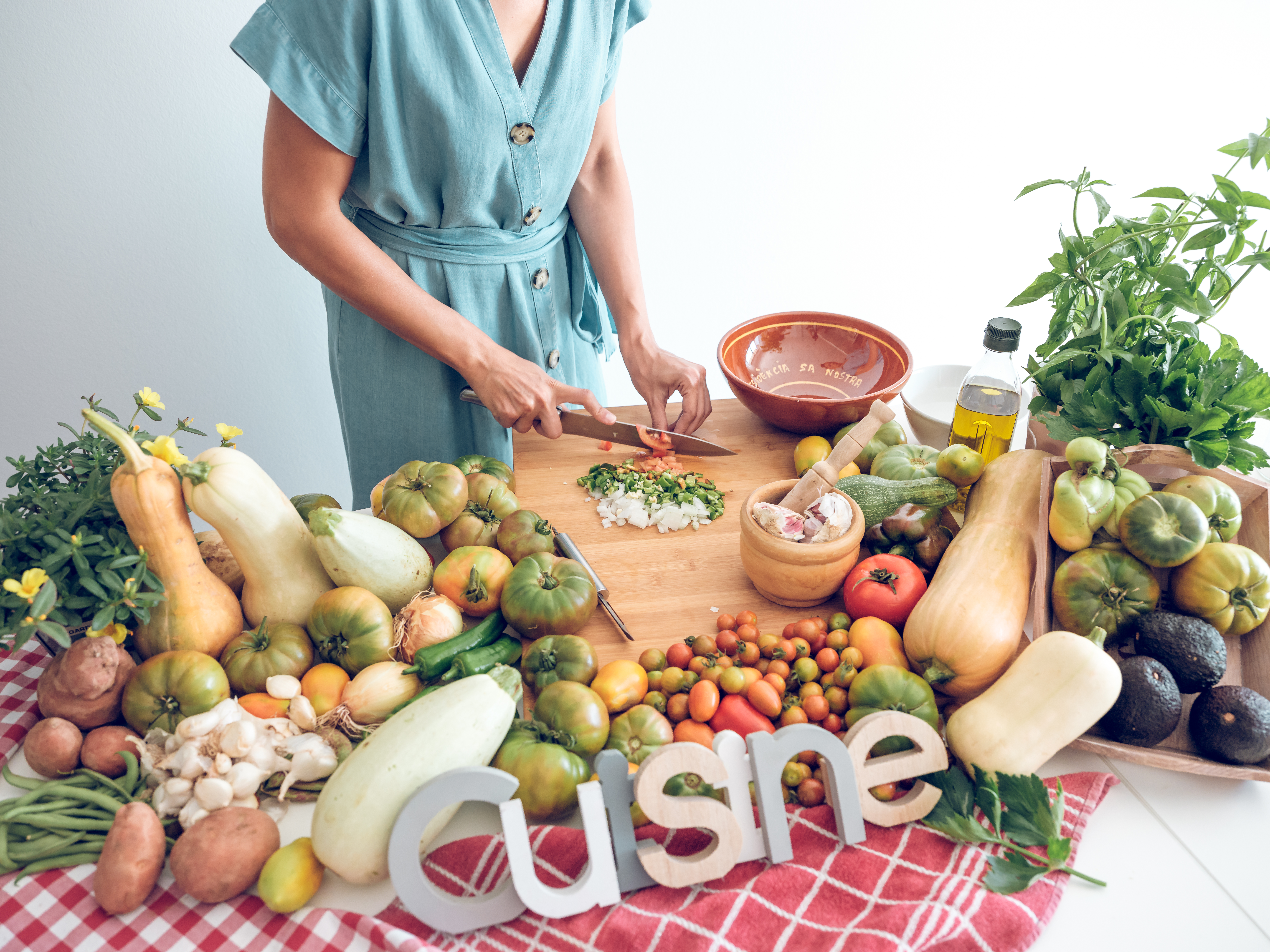 Marché gabonais avec étals de fruits et légumes frais