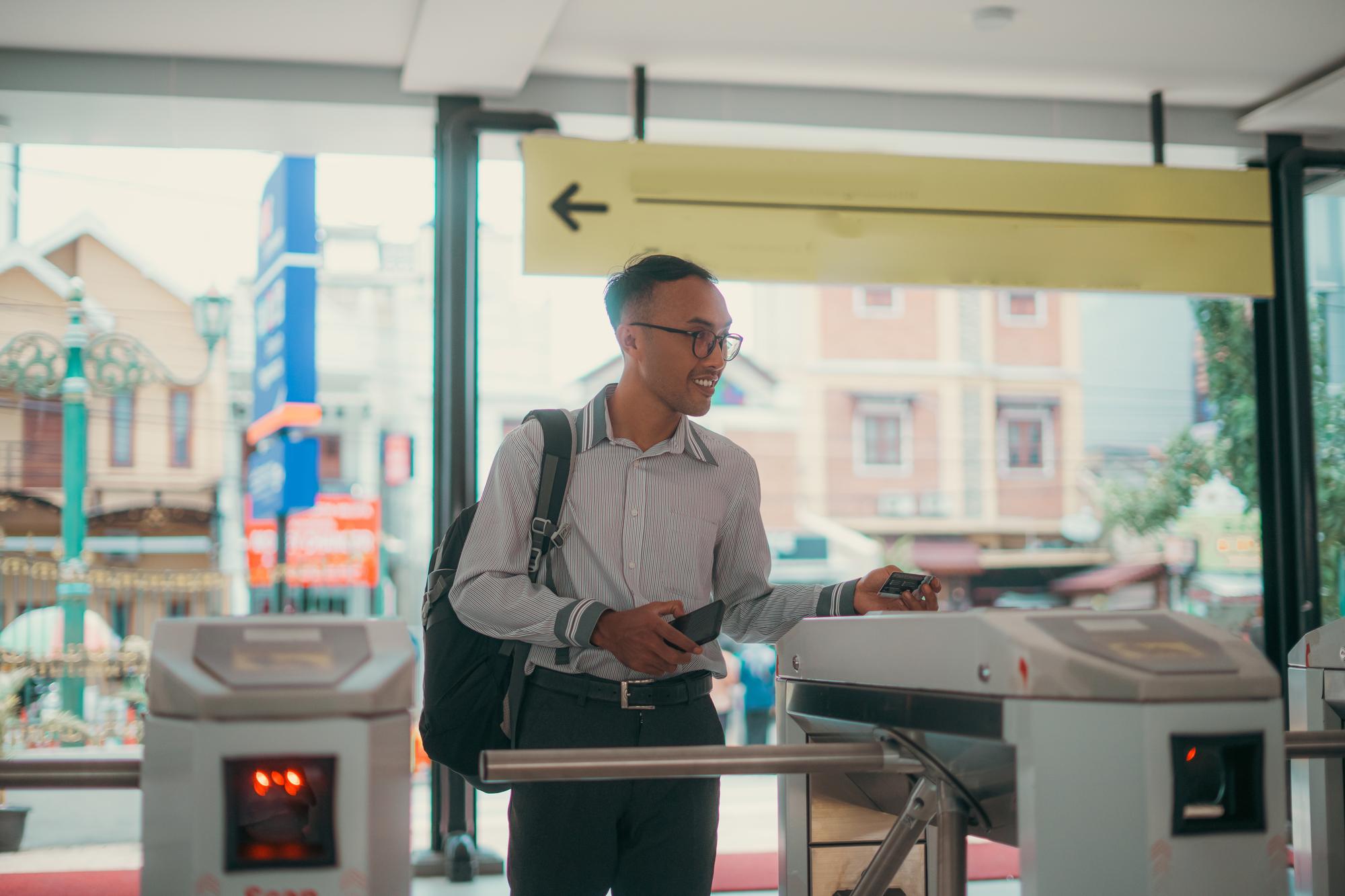 Passagers en contrôle des passeports à l'aéroport international Léon-Mba de Libreville