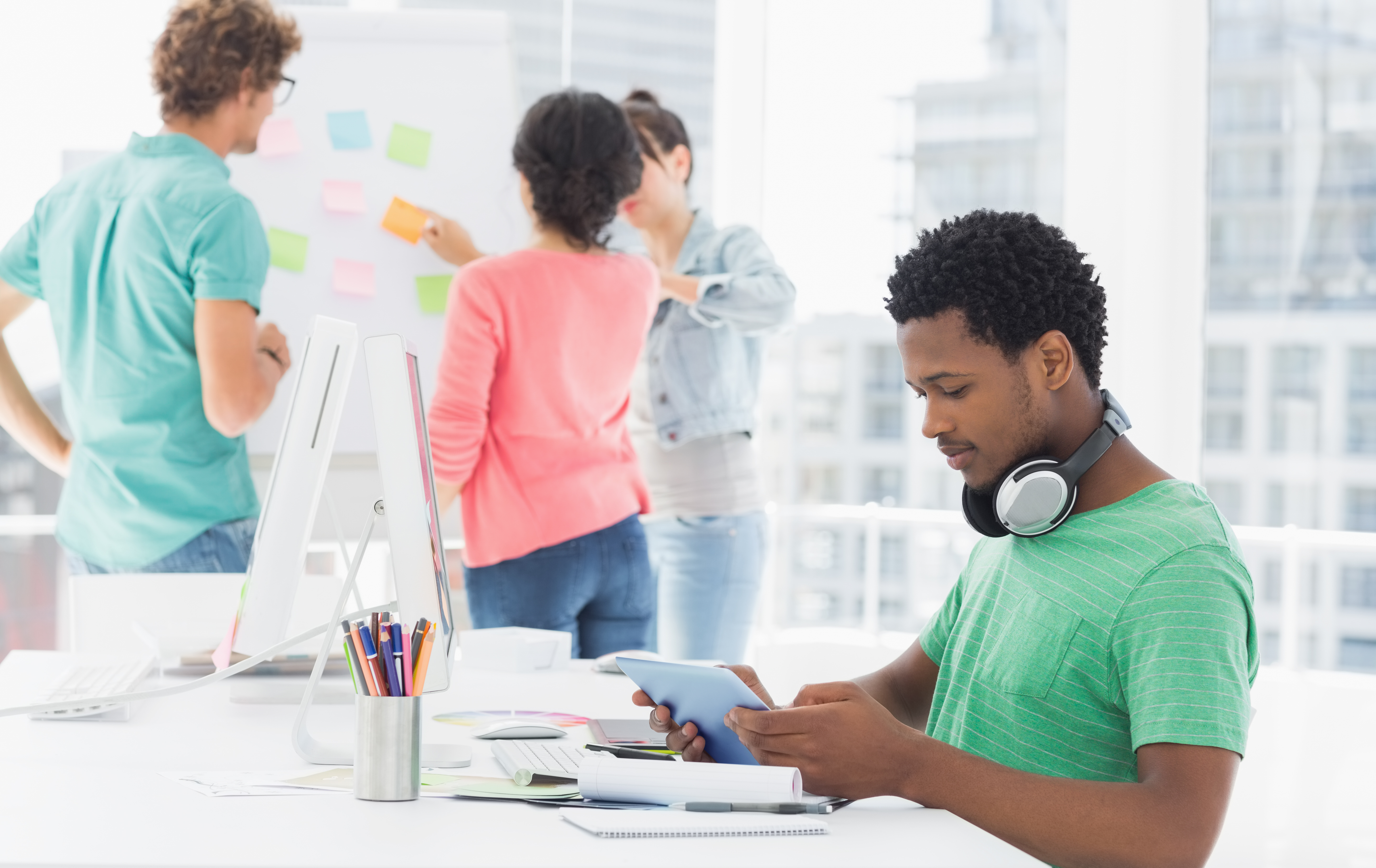 Étudiants assis devant des écrans d ordinateur lors d une session sur le numérique